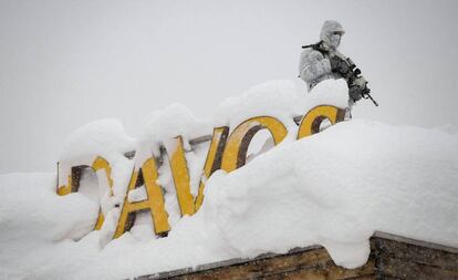 Un vigilante de seguridad en el tejado de un hotel cercano al centro de congresos del foro de Davos en enero de 2018.