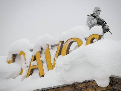 Un vigilante de seguridad en el tejado de un hotel cercano al centro de congresos del foro de Davos en enero de 2018.