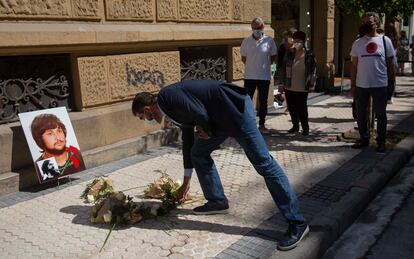 El alcalde de San Sebastián, Eneko Goia, coloca un ramo de flores junto a la placa en recuerdo de Joseba Barandiaran, muerto por disparos de la policía en 1978.