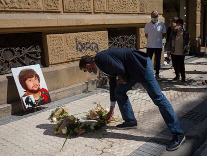 El alcalde de San Sebastián, Eneko Goia, coloca un ramo de flores junto a la placa en recuerdo de Joseba Barandiaran, muerto por disparos de la policía en 1978.