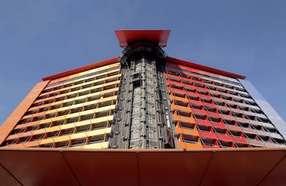 Según Luis Fernández Galiano, el hotel Puerta de Ámerica, cuyas plantas recorren los tonos del arcoiris de arriba a abajo, "degrada a la arquitectura".