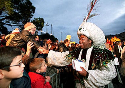 El rey Baltasar, ayer, tras desembarcar en el puerto de Barcelona.