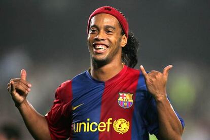 Ronaldinho celebra su primer gol.