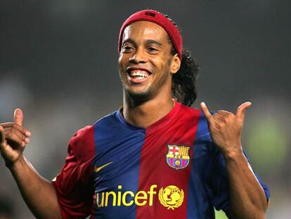 Ronaldinho celebra su primer gol.