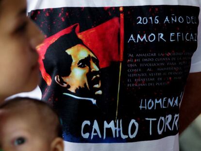 Una camiseta alusiva al homenaje por los 50 a&ntilde;os de la muerte de Camilo Torres, este lunes en Bogot&aacute;.