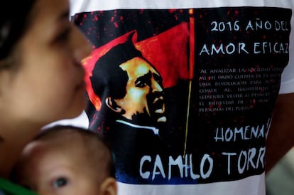 Una camiseta alusiva al homenaje por los 50 años de la muerte de Camilo Torres, este lunes en Bogotá.