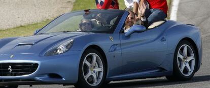 Camps conduce un Ferrari acompa&ntilde;ado de Barber&aacute; en el circuito Ricardo Tormo de Cheste (Valencia), en noviembre de 2009.