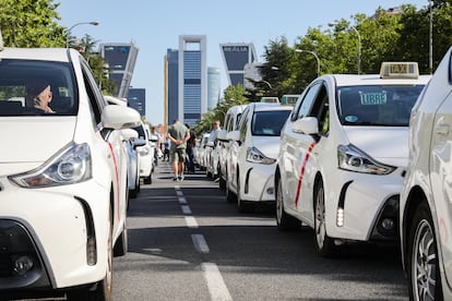 Taxis parados en el Paseo de la Castellana, durante la manifestación de este miércoles en Madrid.