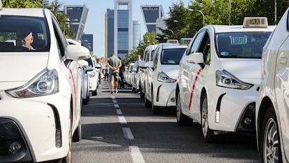 Taxis parados en el Paseo de la Castellana, durante la manifestación de este miércoles en Madrid.