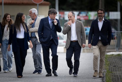 Carles Puigdemont y Jordi Turull conversan, junto a Míriam Nogueras y Josep Rius.