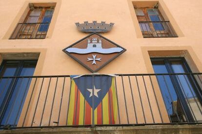 Una estelada a la fa&ccedil;ana d&#039;un ajuntament.