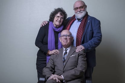 Los mayores LGTB Lorenza Machin y Federico Armenteros (de pie) y Pedro Antonio Berguería (sentado).