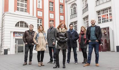 Elvira Lindo (en el centro) junto al sexteto que pone música a 'El niño y la bestia', delante del teatro Admiralspalast de Berlín.