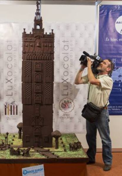 La mayor Giralda de chocolate del mundo es la principal atracción del "XV Salón Back Europ España 2012", que se celebra desde hoy, miércoles 3 de octubre de 2012 y hasta el viernes en Sevilla, y que reúne a profesionales del sector de la confitería y de la pastelería.