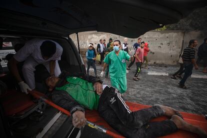 Un hombre herido es asistido tras un ataque aéreo israelí en la ciudad de Rafah, al sur de la Franja de Gaza. 