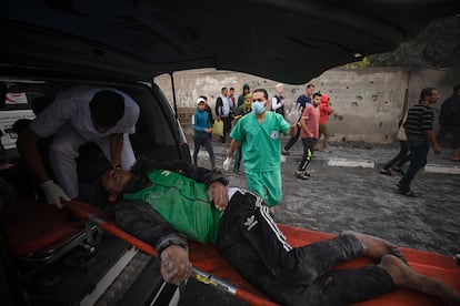 Un hombre herido es asistido tras un ataque aéreo israelí en la ciudad de Rafah, al sur de la Franja de Gaza.