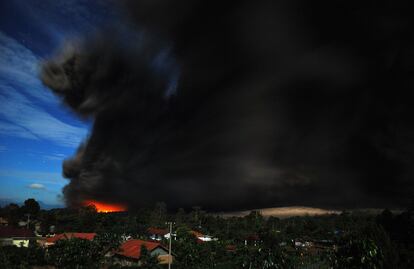 Una gran nube negra y un río de lava amenazan los pueblos que rodean al volcán Sinabung. La última erupción se produjo en el mes de septiembre.