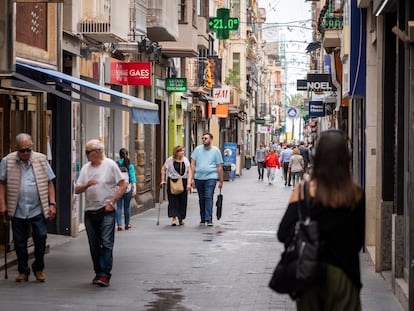 La calle del Mar, en el centro de Badalona, este miércoles.