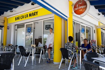 Elena Martín, a un dels bars de L'Escala.