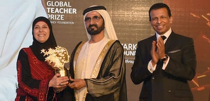 Sheikh Mohammed bin Rashid al-Maktoum, primer ministro de Emiratos &Aacute;rabes, entrega el premio a Hanan Al-Hroub.