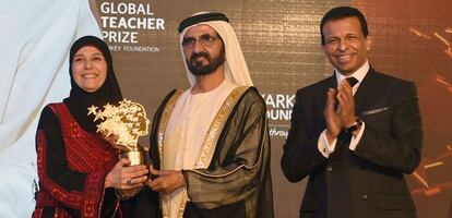 Sheikh Mohammed bin Rashid al-Maktoum, primer ministro de Emiratos &Aacute;rabes, entrega el premio a Hanan Al-Hroub.