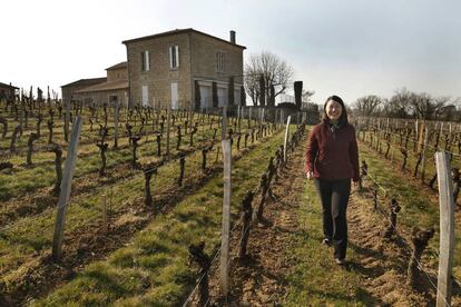 Elaine Kwok, propietaria de tres 'châteaux' franceses, camina entre los viñedos de su Château Haut-Brisson.