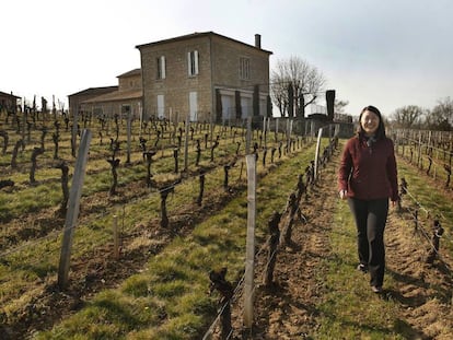 Elaine Kwok, proprietária de três 'châteaux' franceses, caminha entre os vinhedos de seu Château Haut-Brisson.