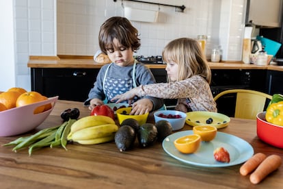 Inculcar el consumo de frutas y verduras a los niños garantiza una correcta alimentación en la vida adulta.