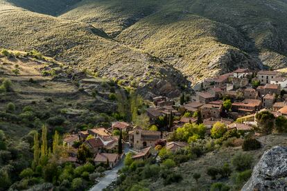 Patones de Arriba, un buen ejemplo de arquitectura de pizarra negra en lo que fue una ciudad romana entre montañas.
