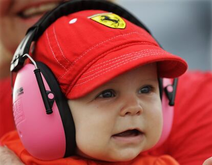 Un niño con una gorra de Ferrari