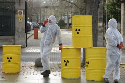 Acto simb&oacute;lico de Bildu frente a la delegaci&oacute;n del Gobierno en Vitoria reclamendo el cierre de la central nuclear de Garo&ntilde;a.