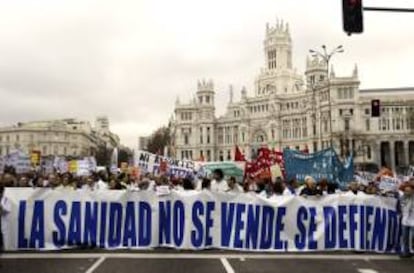 La Consejería de Sanidad de la Comunidad de Madrid y los sindicatos se reúnen hoy por tercer día consecutivo para tratar de cerrar un pacto alternativo al Plan de Sostenibilidad de la sanidad anunciado por el Gobierno regional, en una jornada en la que se ha convocado huelga en los hospitales públicos.