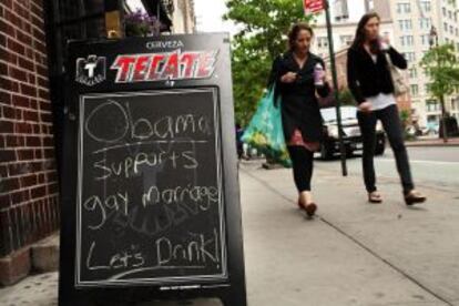 Exterior de The Stonewall Inn, famoso bar gay de Manhattan
