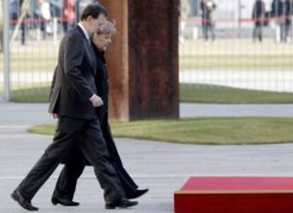 La canciller alemana, Angela Merkel, y el jefe del Ejecutivo español, Mariano Rajoy, se dirigen a la sede del Gobierno en Berlín. EFE/Archivo