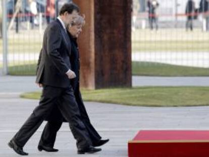 La canciller alemana, Angela Merkel, y el jefe del Ejecutivo español, Mariano Rajoy, se dirigen a la sede del Gobierno en Berlín. EFE/Archivo