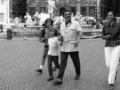 Gabriel García Márquez, en 1969 en Roma con su familia.