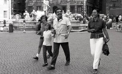 Gabriel García Márquez, en 1969 en Roma con su familia.