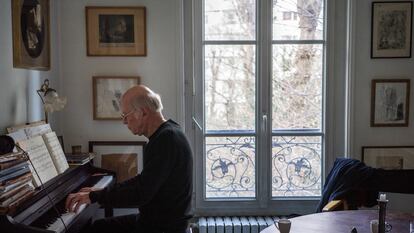 El escritor Pascal Quignard, este martes, en su apartamento de París.