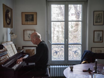 El escritor Pascal Quignard tocando el piano en su apartamento de París. (Foto: Samuel Aranda para EL PAÍS)