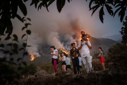 Vecinos de Aguamansa observaban el incendio, el jueves. 