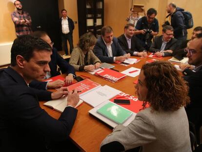 Pedro S&aacute;nchez reunido con su equipo de negociaci&oacute;n del PSOE, hace dos semanas.