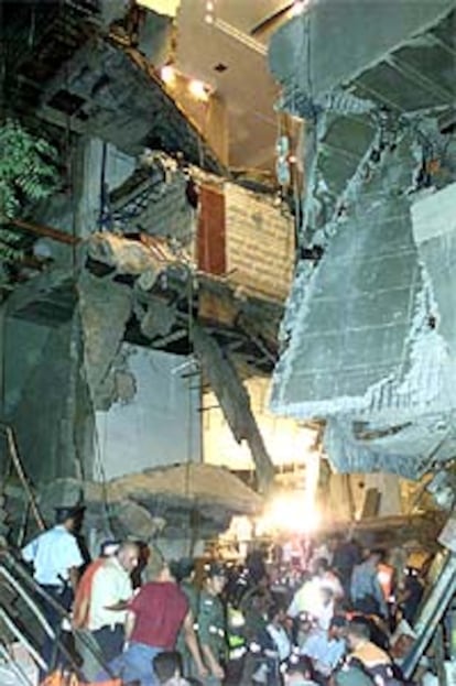 Fuerzas de rescate israelíes evacuan a las víctimas del derrumbamiento de un edificio de cinco pisos en Jerusalén.