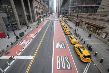 Taxis en espera de clientes en la desierta calle 42 de Manhattan, el pasado 25 de marzo.