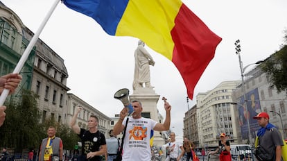 Un seguidor de Calin Georgescu protestaba el pasado viernes en la plaza de la Universidad de Bucarest