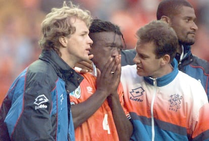 Clarence Seedorf de la selección de Holanda, es reconfortado por sus compañeros de equipo, después de fallar un penalti que le daría la victoria a Francia, en este partido de cuartos de final de la Eurocopa. Francia ganó a Holanda por 5 goles a 4 en la ronda de penaltis. 22/06/1996