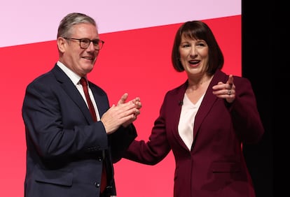 El primer ministro, Keir Starmer, y la ministra de Economía, Rachel Reeves, este lunes en el congreso del Partido Laborista en Liverpool.