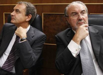 El presidente del Gobierno, José Luis Rodríguez Zapatero, y el vicepresidente económico, Pedro Solbes, en los escaños del Congreso durante el Pleno de votación de los presupuestos del Estado para 2008