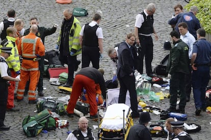 O deputado Tobias Ellwood, nesta quarta-feira, diante do Palácio de Westminster.