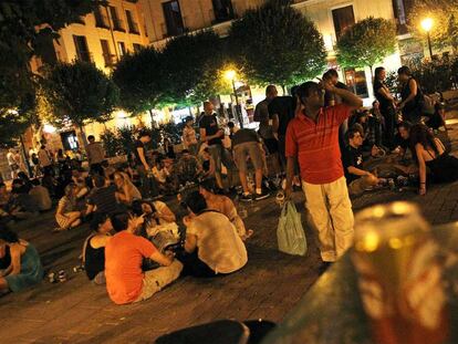 Decenas de personas hacen <i>botellón</i> en la plaza del Dos de Mayo.
