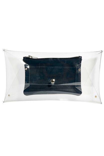 Clutch transparente con bolsilo interior azul marino de Klear Klutch disponible en Asos (157,54 euros).